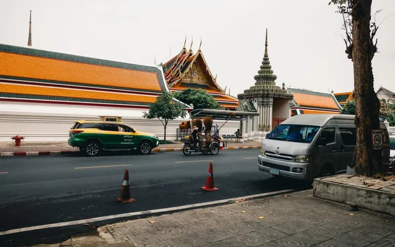 tuk tuk angkor temple road