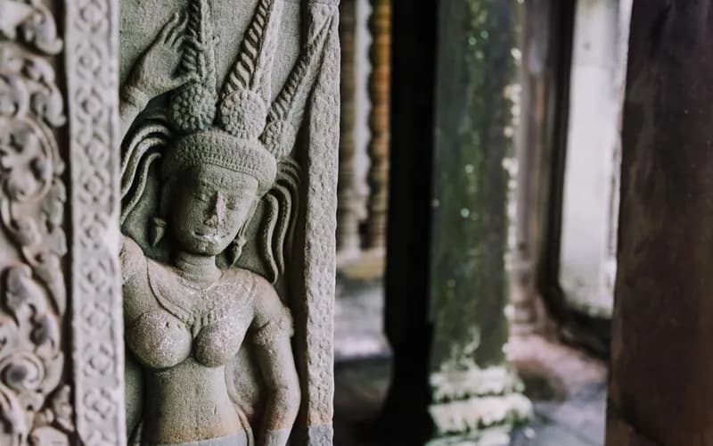 sculpteur sur pierre atelier angkor