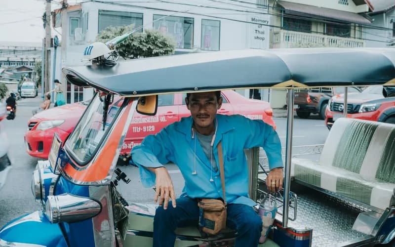 chauffeur de tuk-tuk en attente