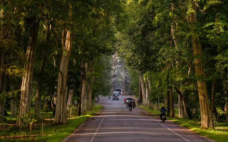 cyclistes devant un temple d'angkor