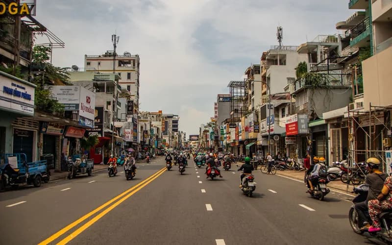 scooters dans une rue de ville