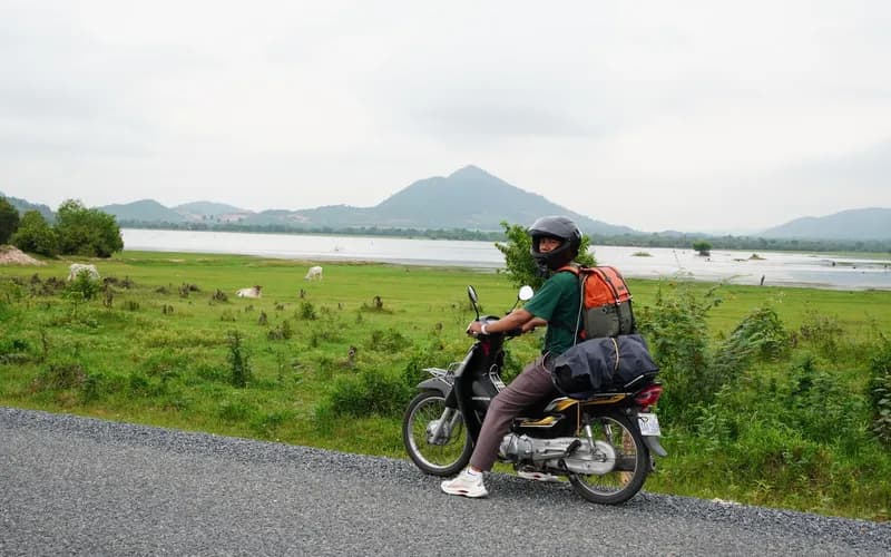 moto sur une route de campagne