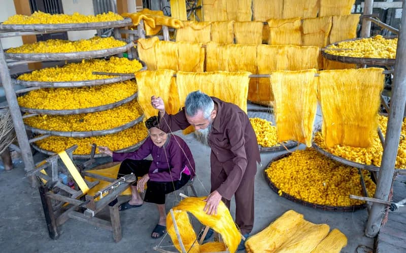 khmer silk weaving artisan
