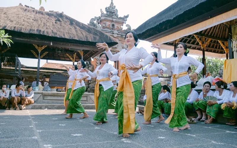 sarong temple visitor