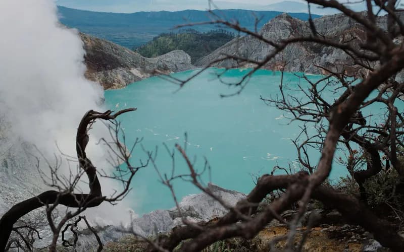 ijen crater lake