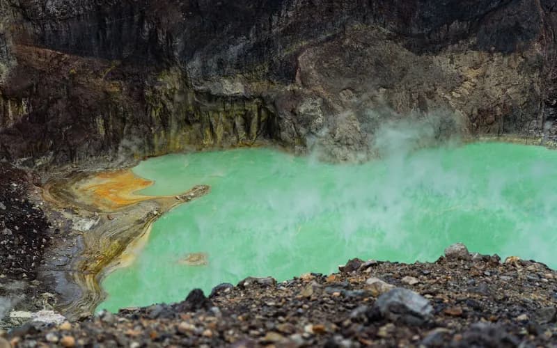 kelimutu crater lakes