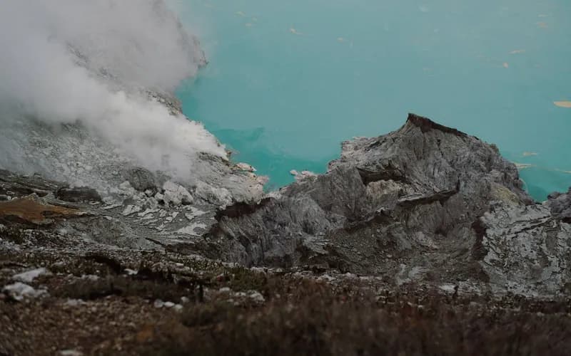 ijen blue fire sulfur miners