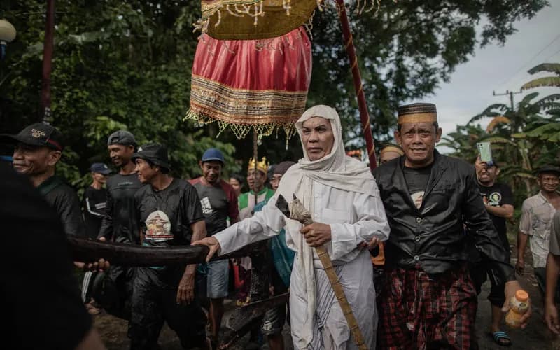 flores church easter procession