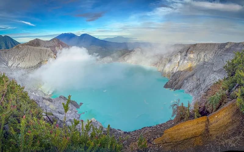 hiking trail volcano indonesia
