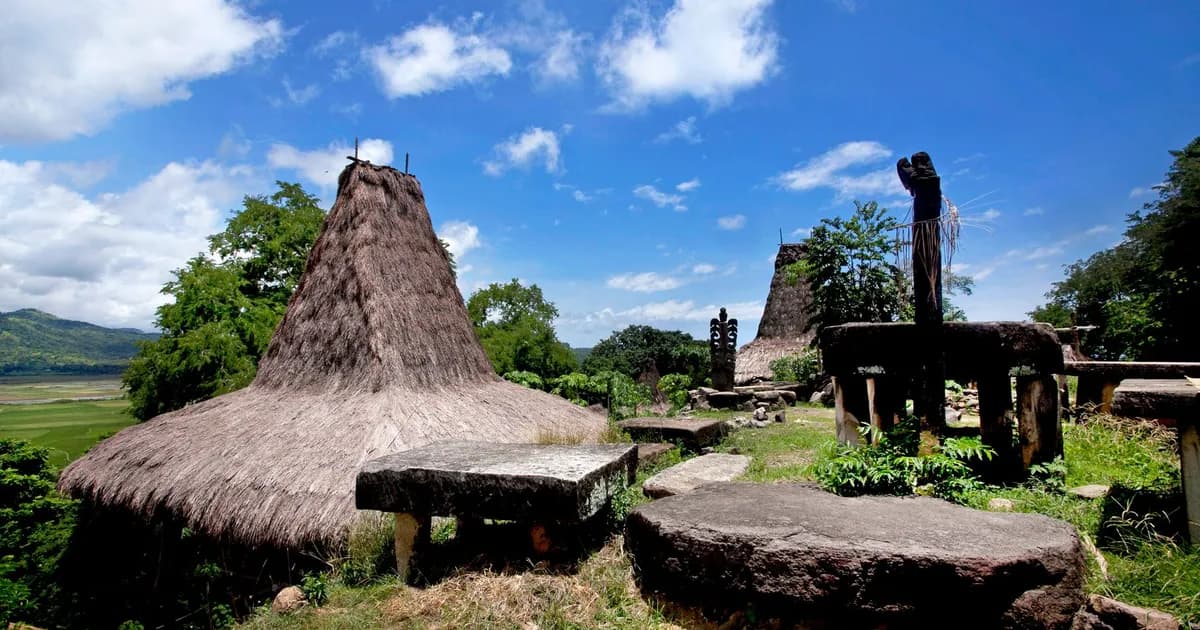 Sumba : l'île indonésienne aux toits pointus, à l'ikat et aux plages désertes