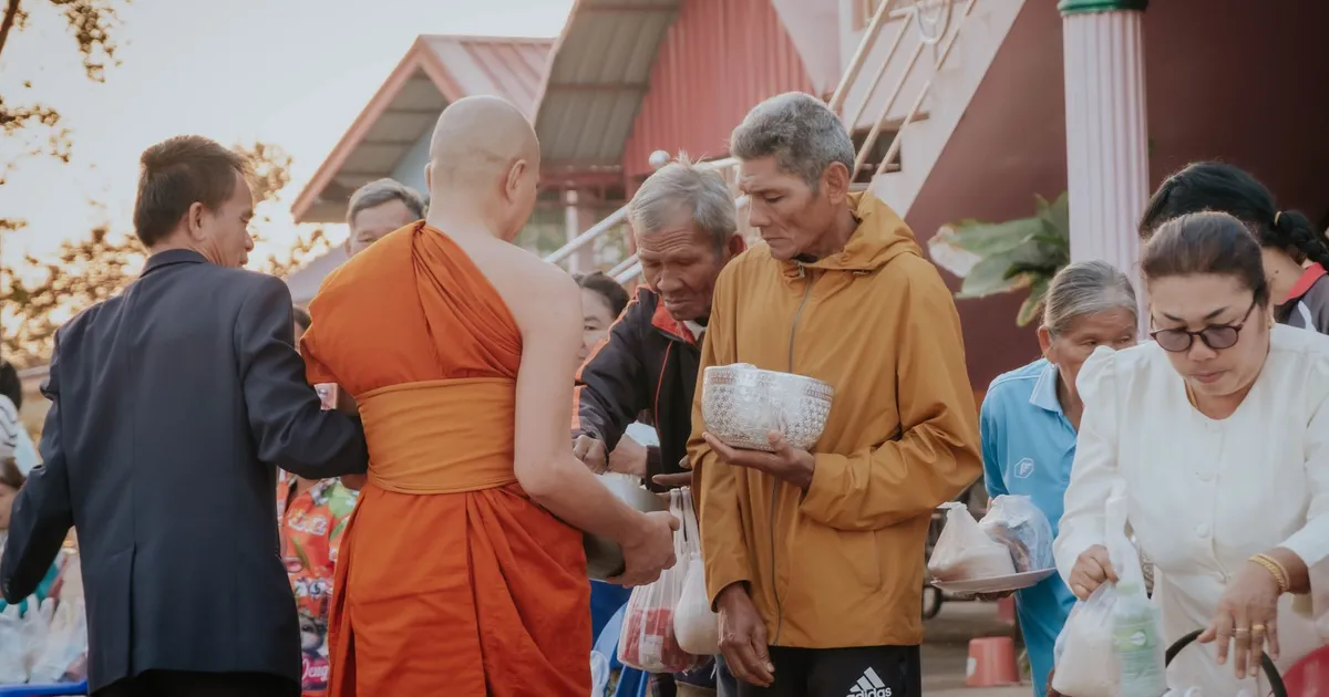 Savoir-vivre au Laos : temples, cérémonie des aumônes et gestes justes