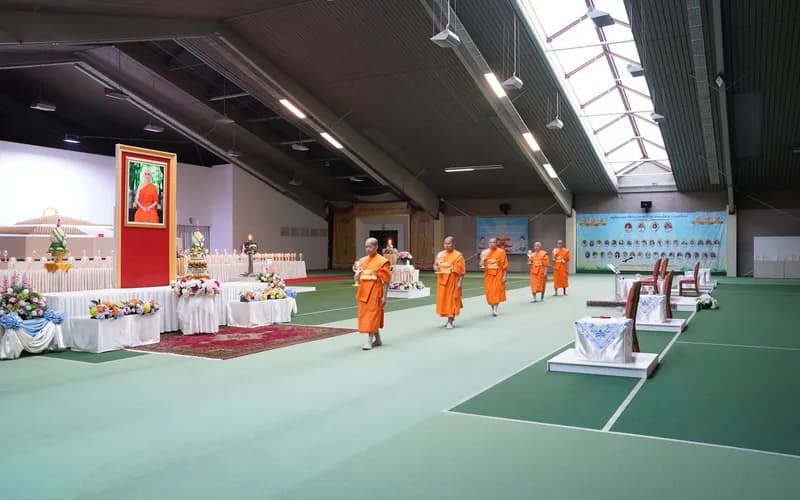 interieur de temple lao moines