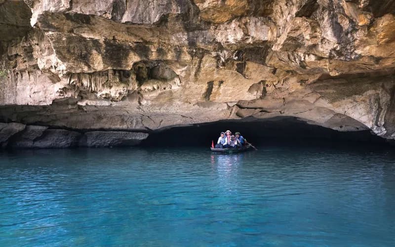 bateau grotte de konglor rivière