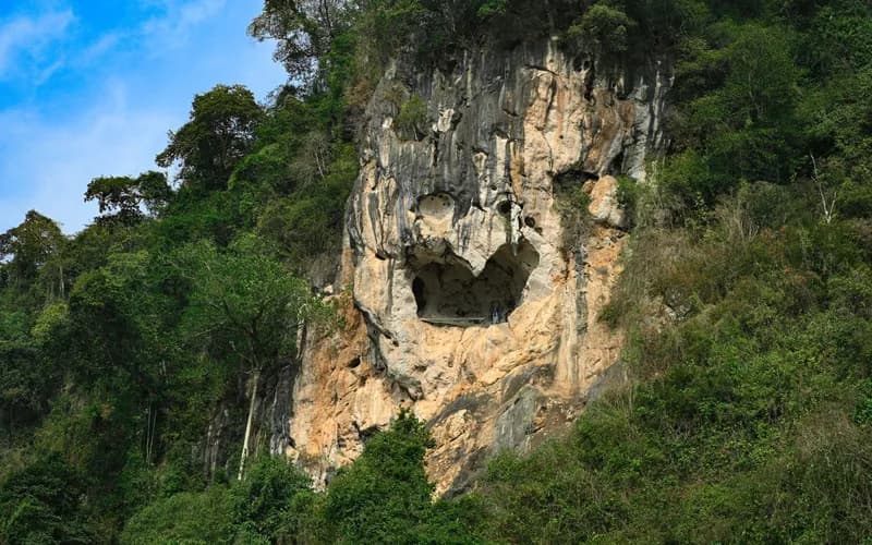 entrée de grotte calcaire
