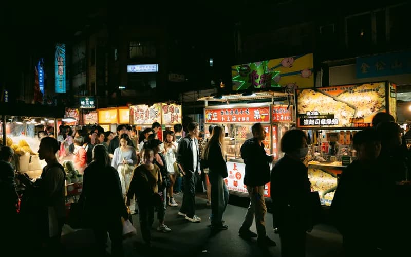 étal de marché nocturne