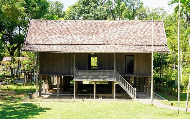village maison longue borneo
