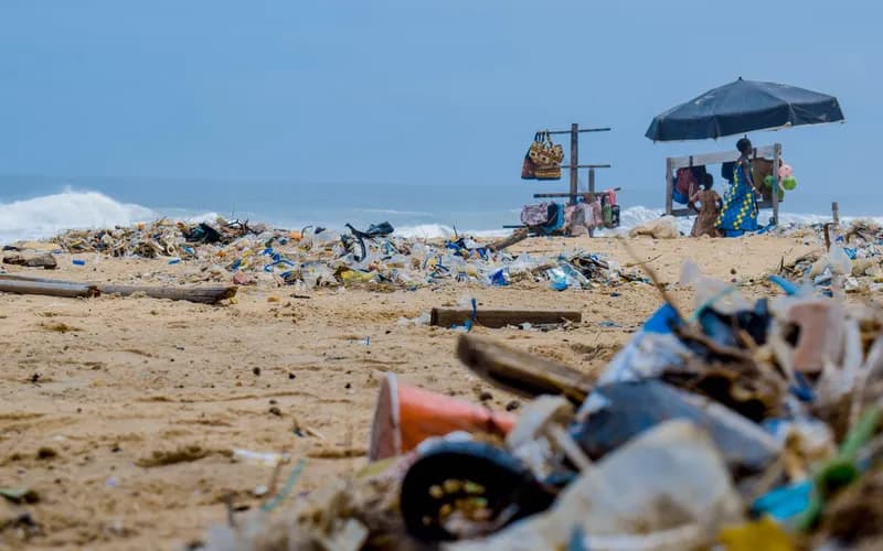 déchets plastiques sur la plage