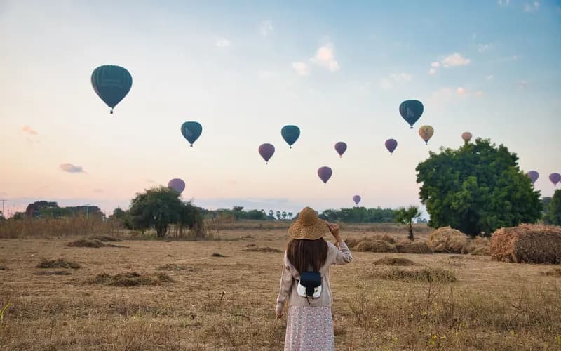montgolfières au-dessus de bagan
