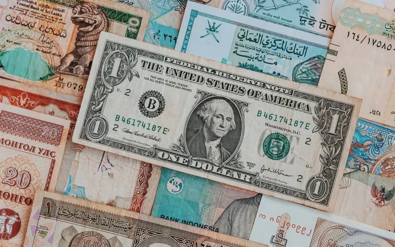 billets de dollars américains empilés