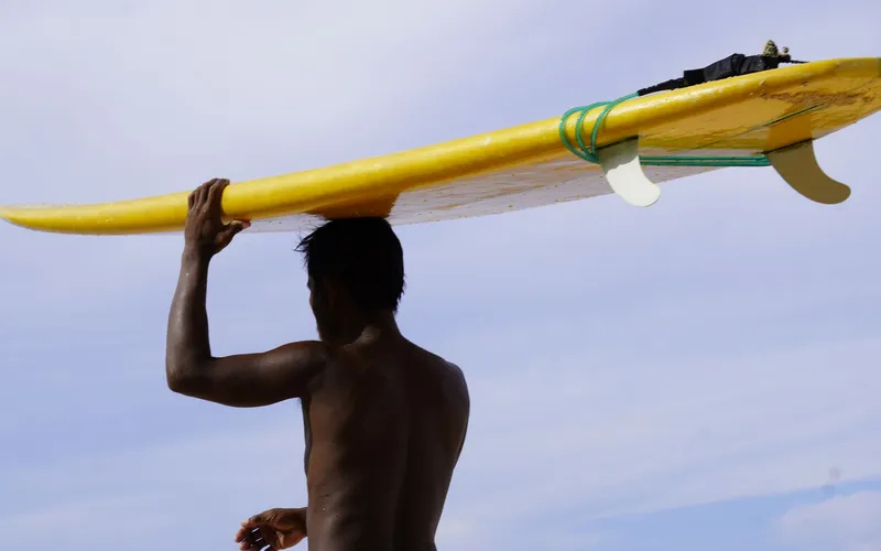 surfeur sur une vague