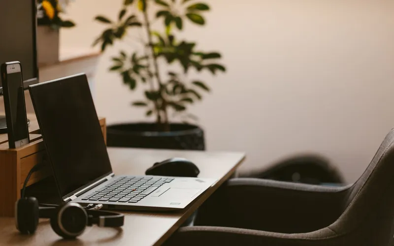 ordinateur portable sur un bureau
