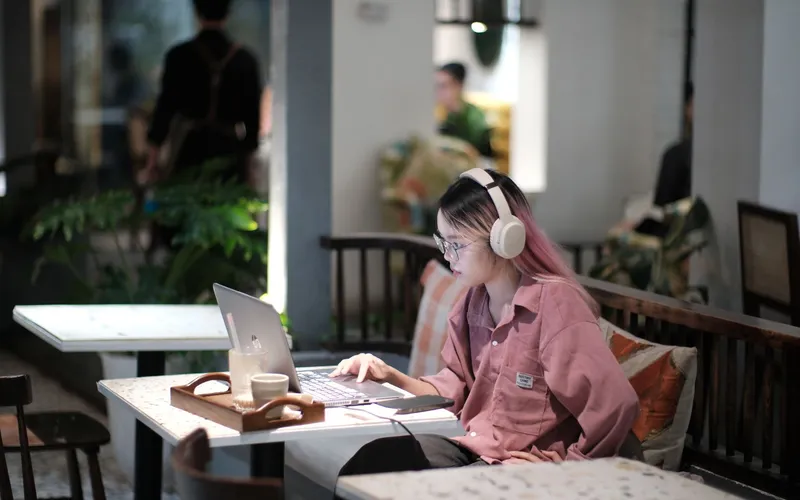 ordinateur portable dans un café