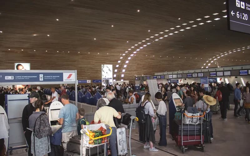 airport immigration queue