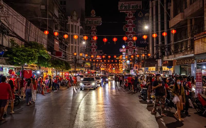 rue pietonne de chiang khan le soir