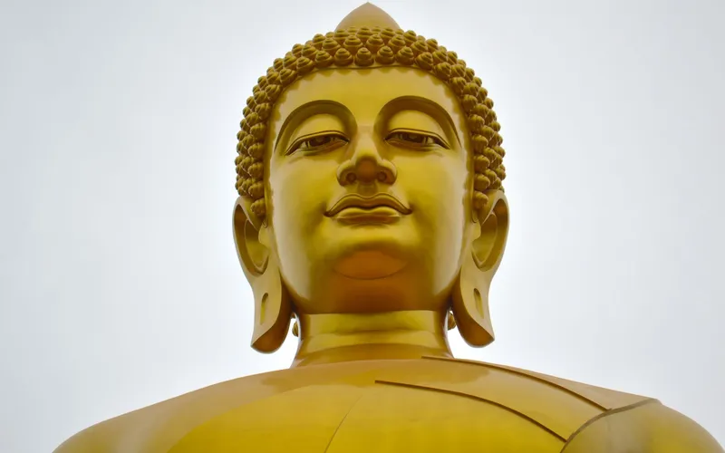 statue de bouddha doré