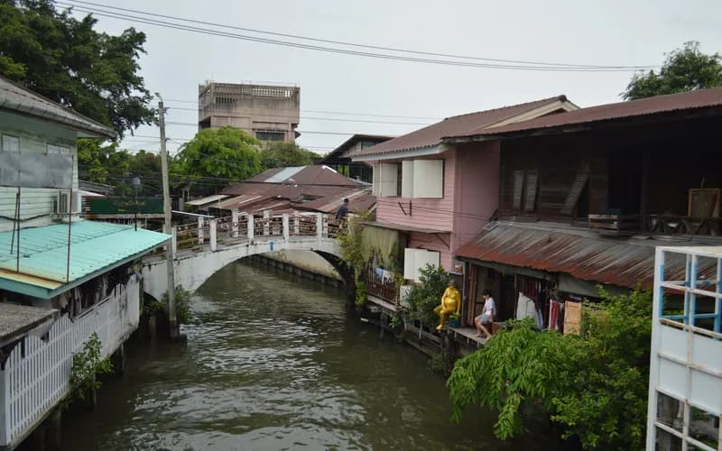 rue résidentielle calme en Thaïlande