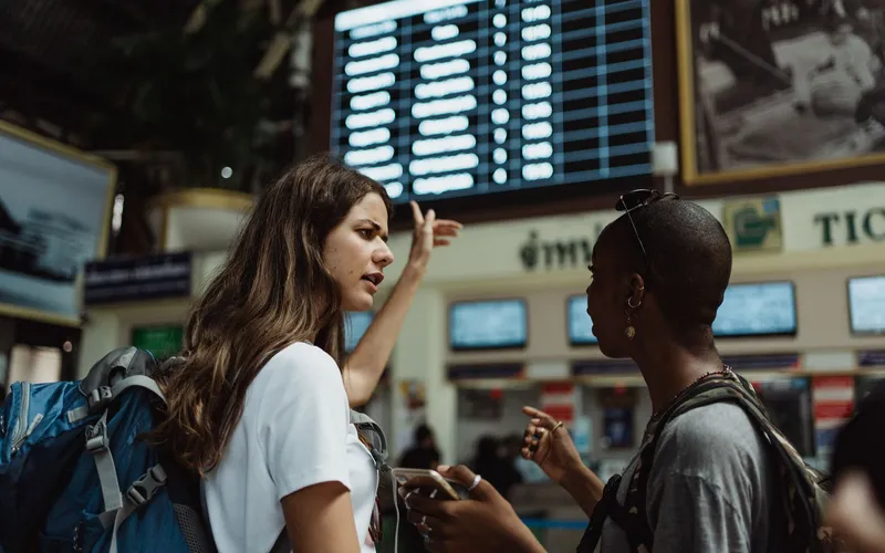panneau des départs aéroport