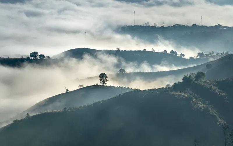 point de vue montagne brume matinale