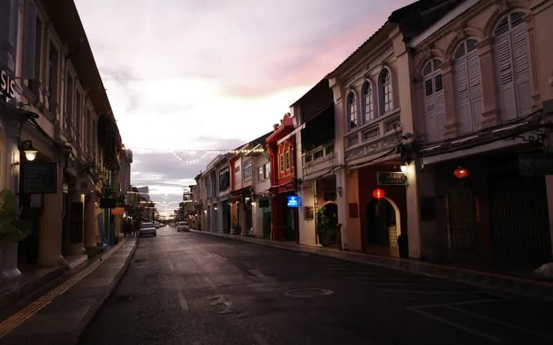 rue tranquille ville thailandaise le matin