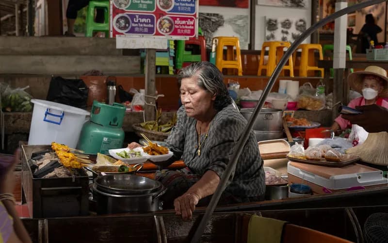 marchande sur un marche du nord de la thailande