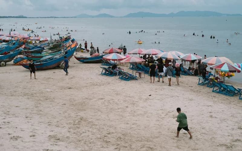 crowded thai beach