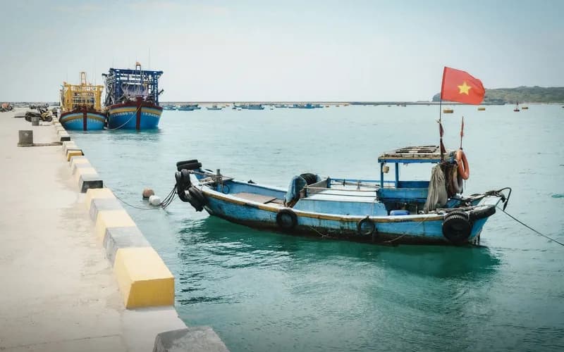 vinh hy bay fishing boats