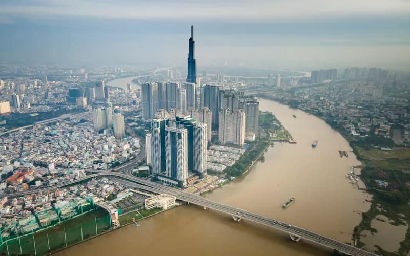 Vue aérienne de Hô Chi Minh-Ville à l'heure dorée, la ligne d'horizon de la ville s'étendant vers l'horizon, lumière ambrée et chaude