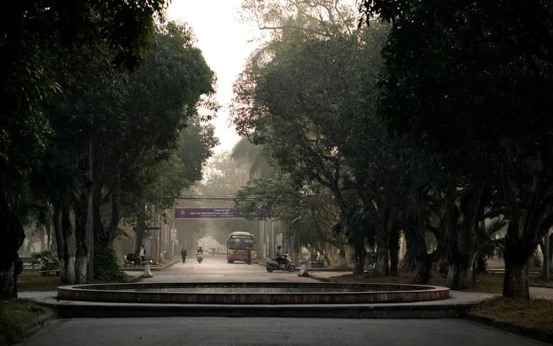 Un poste-frontière terrestre tranquille entre le Vietnam et un pays voisin à l'aube, un bâtiment en béton bas avec un passage couvert