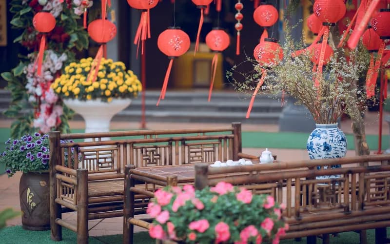 Un hall d'hôtel à Hô Chi Minh-Ville décoré pour le Nouvel An lunaire, grandes compositions florales de fleurs de pêcher et d'arbres kumquat