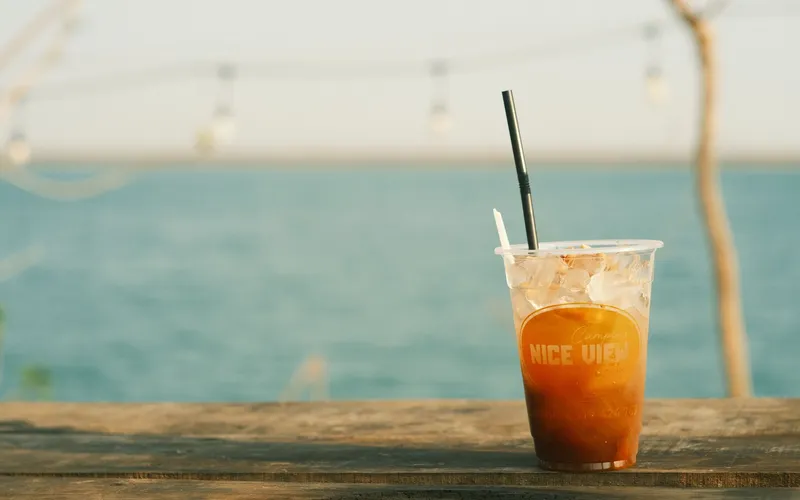 personne travaillant sur un ordinateur portable dans un café en bord de plage à Da Nang