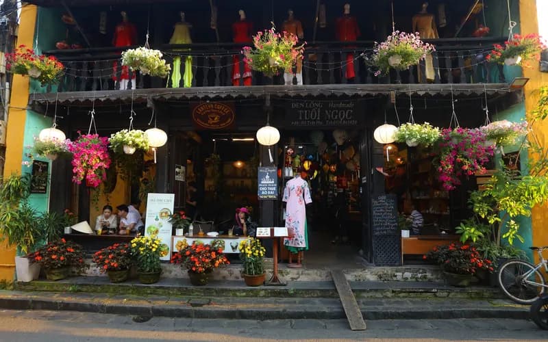 rue résidentielle tranquille avec des cafés dans la vieille ville de Hoi An