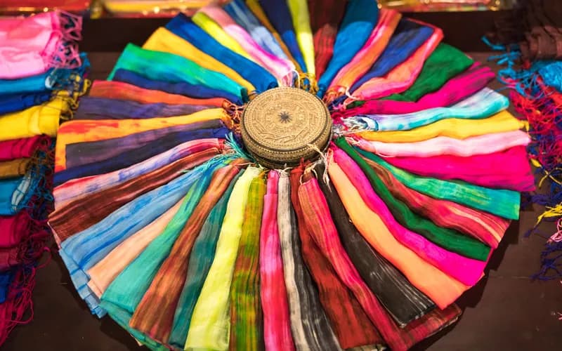 écharpes en soie au marché